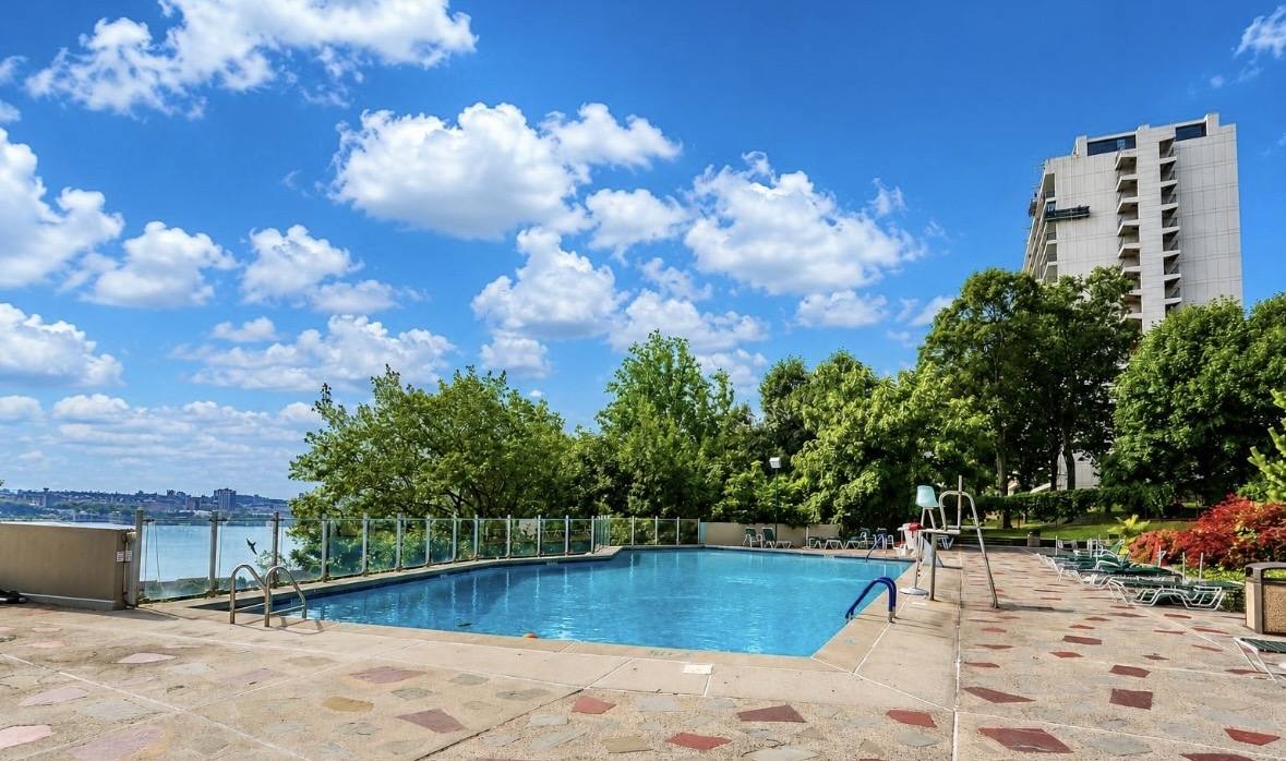 Horizon House pool overlooking the Hudson River
